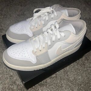 Nike Men's White and Cream Sneakers